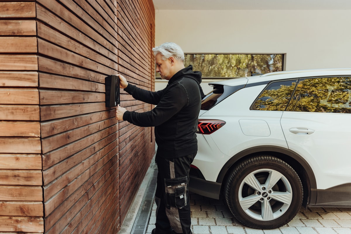 EV oplaadpunt bij een Europees huis