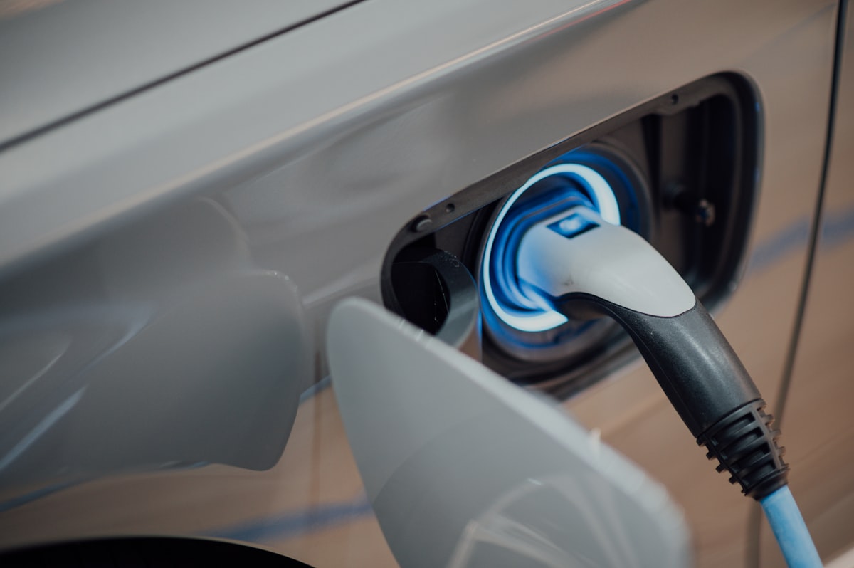 Laadpaal bij een woning met elektrische auto